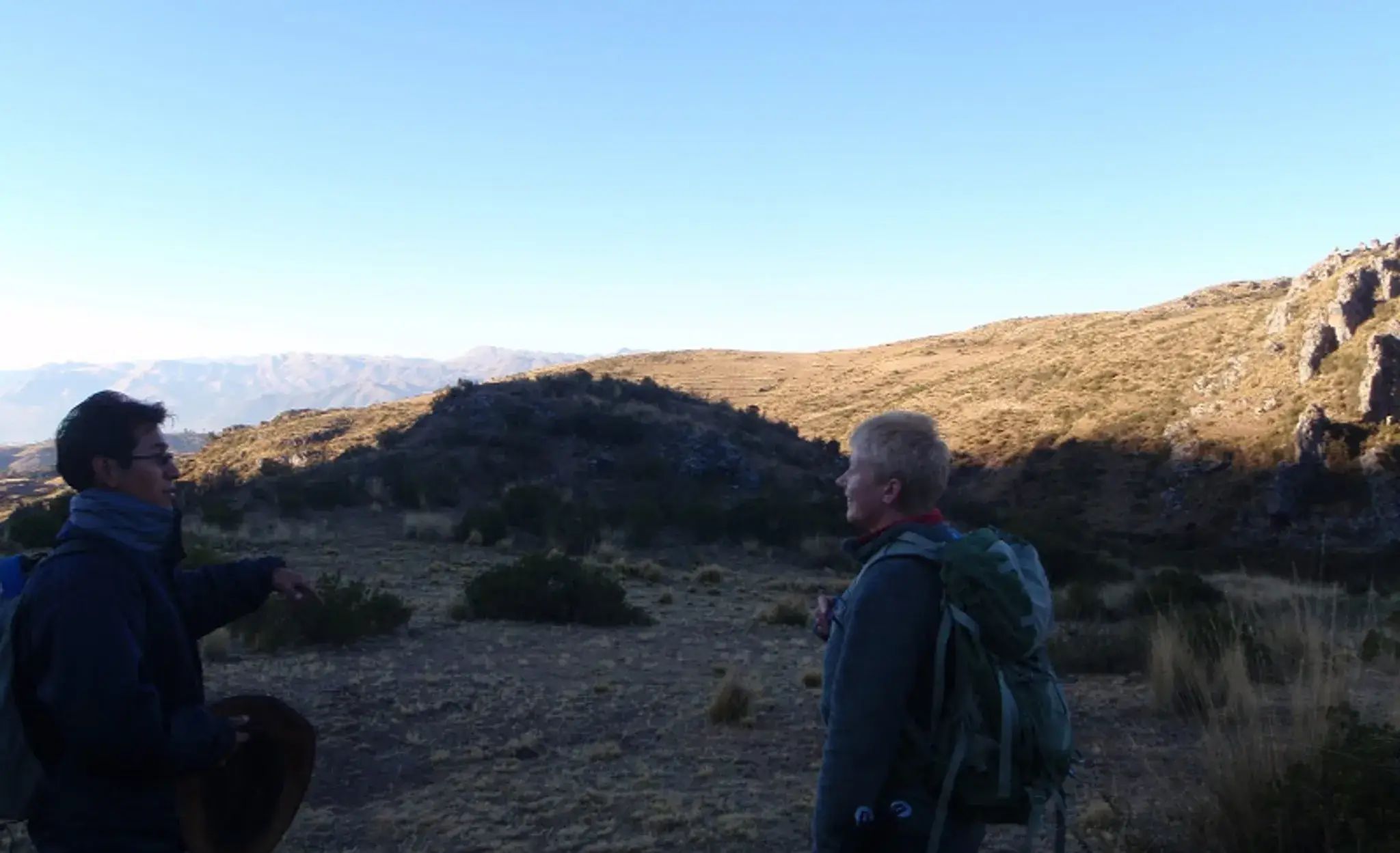 Tourist talking with a local guide en route to Huchuy Qosqo