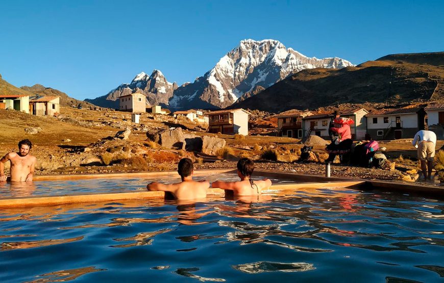 Turistas en las aguas termales de Pacchanta
