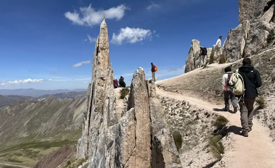 Turistas en el camino a la montaña de Palccoyo