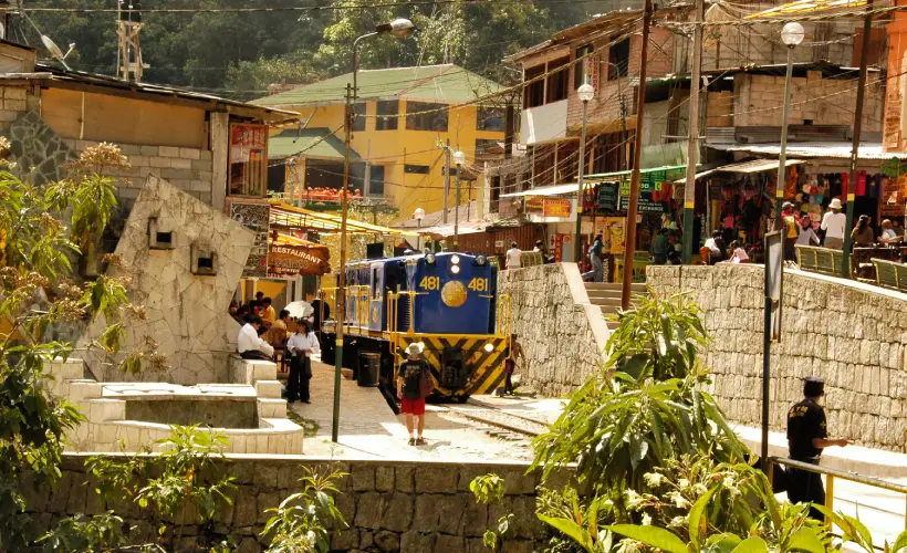 Tracks along which the blue train passes in Aguas Calientes