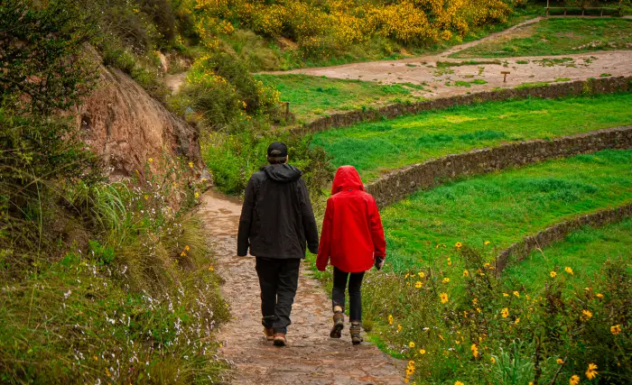 Dos amigos caminando en Moray en temporada de lluvias