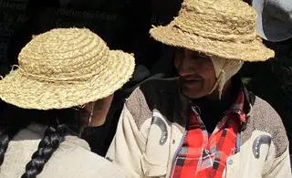 Dos personas mirándose fraternalmente