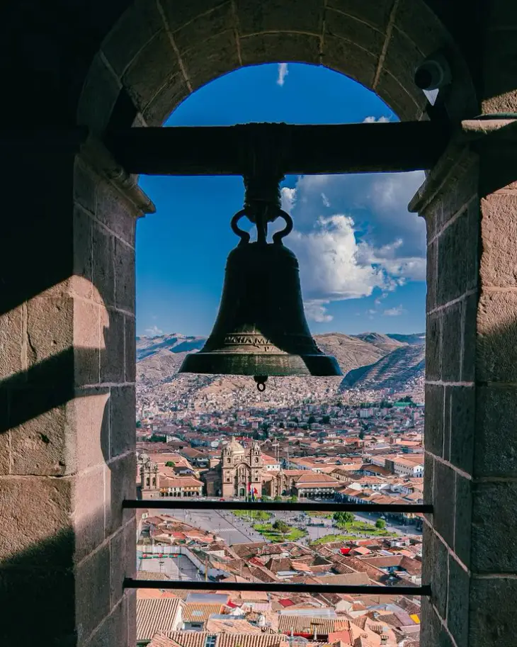 Mirador de San Cristobal con vista a la plaza principal de Cusco.ñ