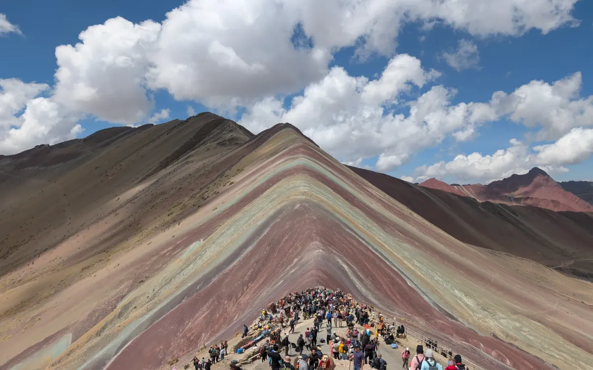 Montaña de siete colores Vinicunca en temporada alta, día soleado. Montañas de colores en Cusco. Vinicunca vs Palccoyo.