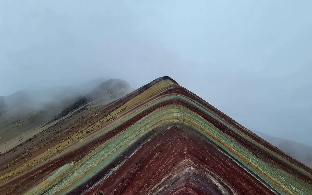 Montaña de siete colores Vinicunca en día de neblina. Montañas de colores en Cusco. Vinicunca vs Palccoyo.