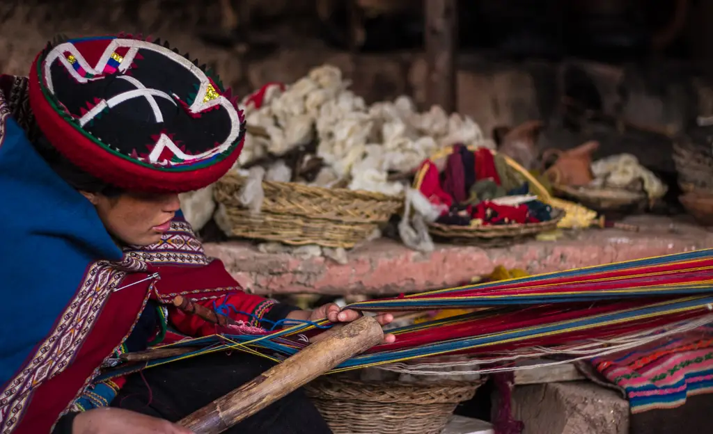 Proceso de elaboración de tejido en Chinchero