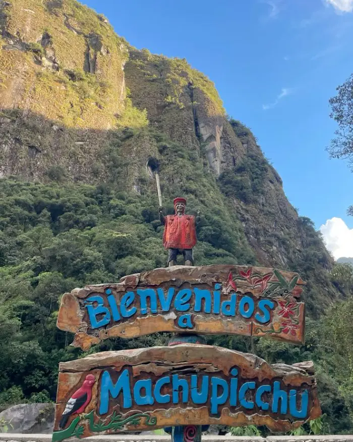 Welcome sign to Machu Picchu in Aguas Calientes