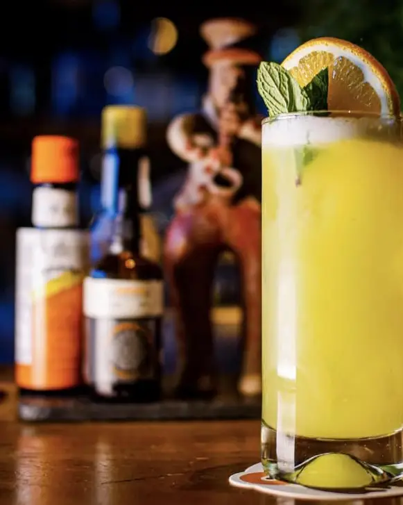 Cusco por la noche cítricos menta naranja bebida alcohólica restaurante bar peru