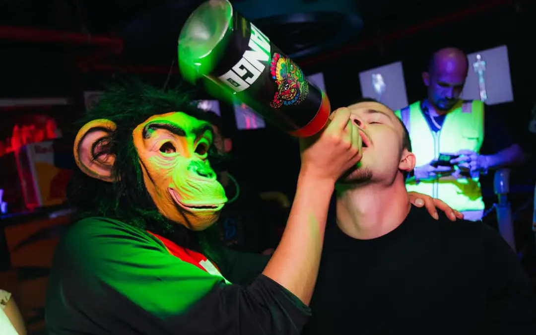 Cusco por la noche bar discoteca bebida alcohólica hombre con máscara de mono peru