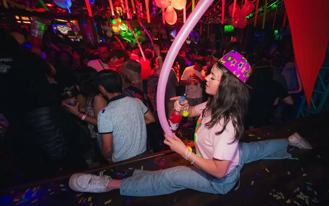 Cusco por la noche fiesta globos luces baile discoteca peru