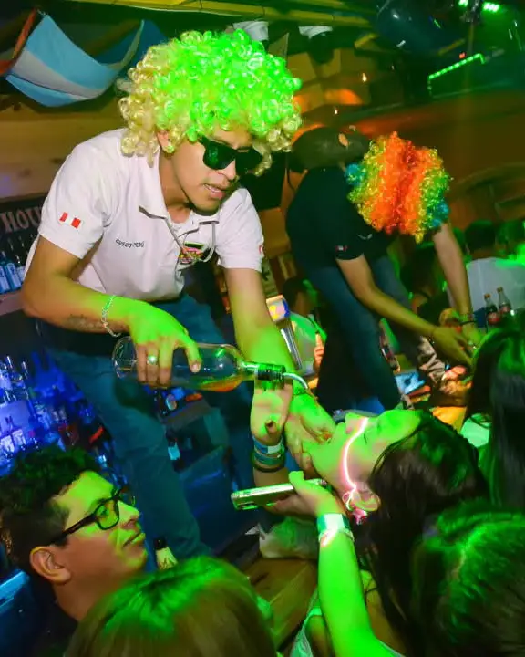Cusco por la noche bar discoteca pelucas licor bebidas alcohólicas peru