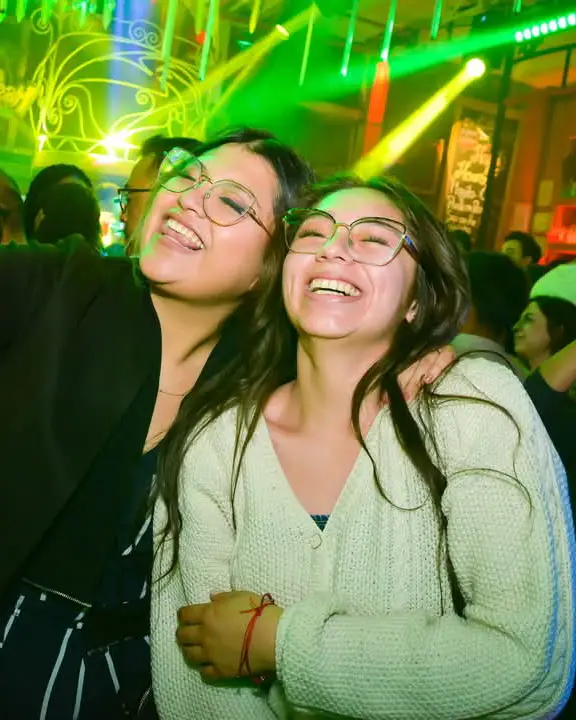 Cusco por la noche discoteca diversión trago bebida baile música peru