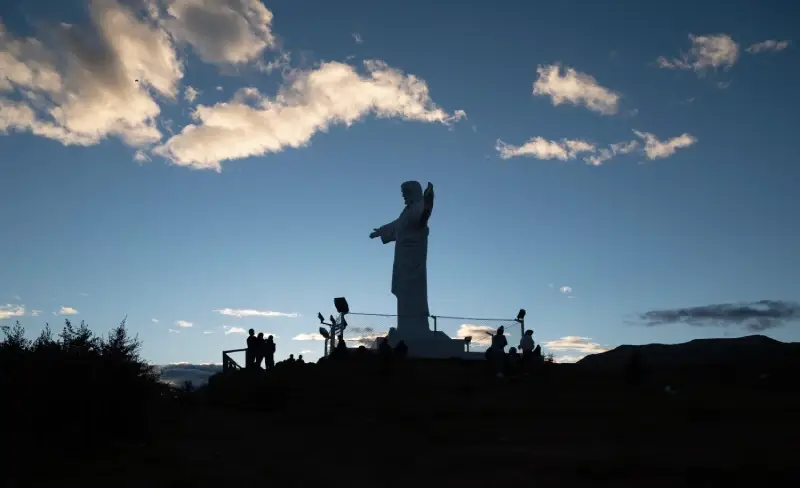 Cristo Blanco contrastando con el cielo, Cusco, capital del Imperio Inca. monumentos en la ciudad del Cusco