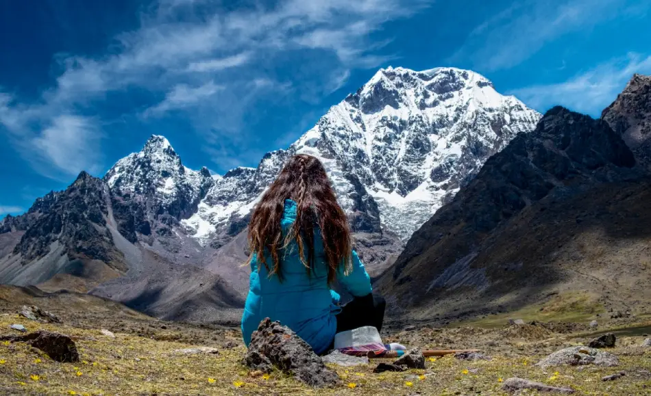 Mujer observando la montaña Ausangate.
