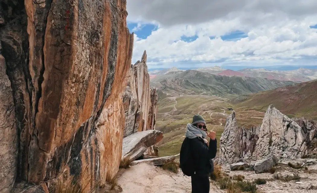 Mujer sonriendo en la ruta a la montaña de colores Palccoyo