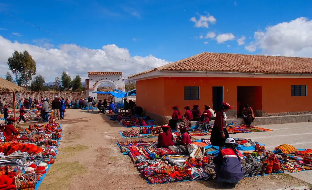 Mujeres vendiendo artesanías y textiles en el mercado de Chinchero