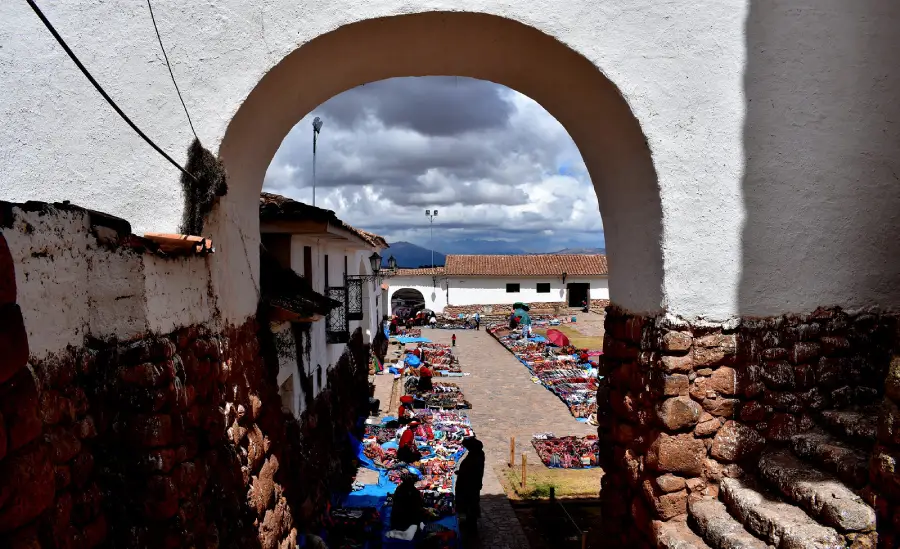 Mujeres vendiendo artesanías y textiles en el mercado de Chinchero.