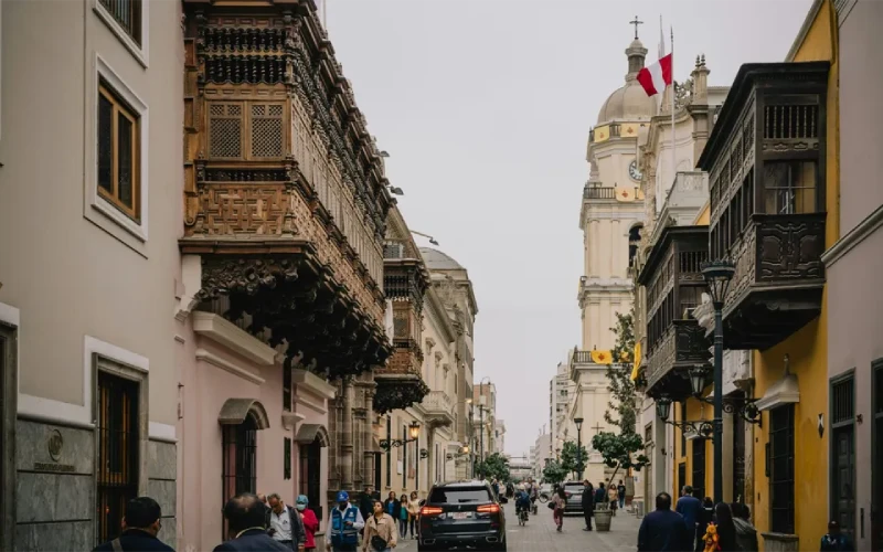 Balcones de madera en las calles de Lima. Arquitectura colonial en Lima