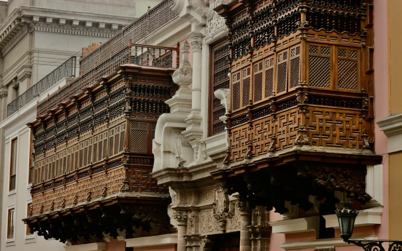 Balcones de madera en las calles de Lima. Arquitectura colonial en Lima