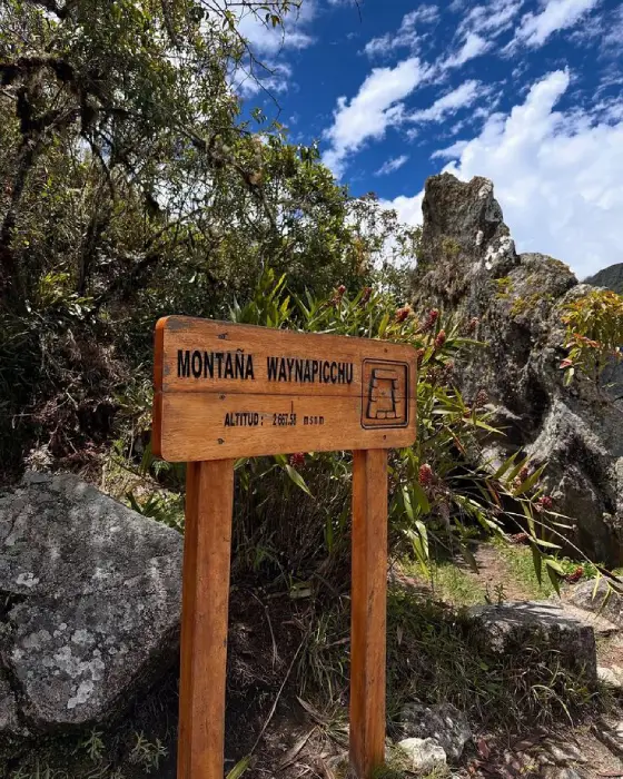 Cartel que indica el camino hacia la montaña Huayna Picchu dentro del Circuito 3 de Machu Picchu