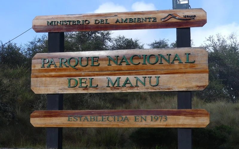 Cartel de madera dando la bienvenida a los visitantes al Parque Nacional del Manu