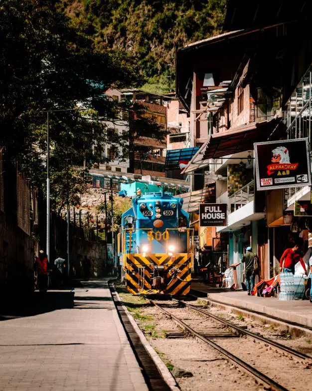 de hidroeléctrica a machu picchu cusco peru tren ruta alternativa aguas calientes vías de tren montaña casas restaurantes