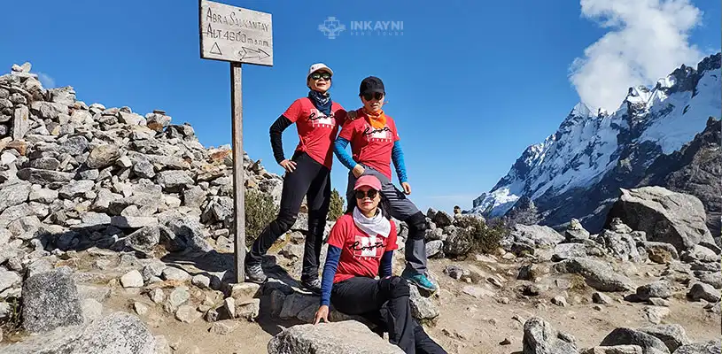 Pasajeros inkayni disfrutando del Salknatay Trek a Machu Picchu en el Abra Salkantay