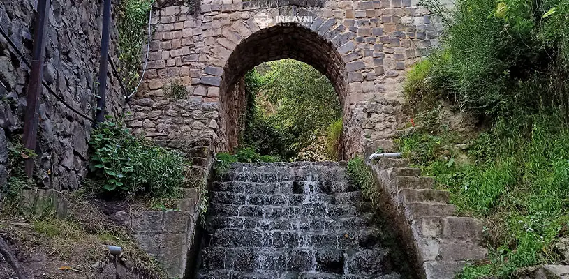Parte del Acueducto Colonial de Sapantiana en Cusco.