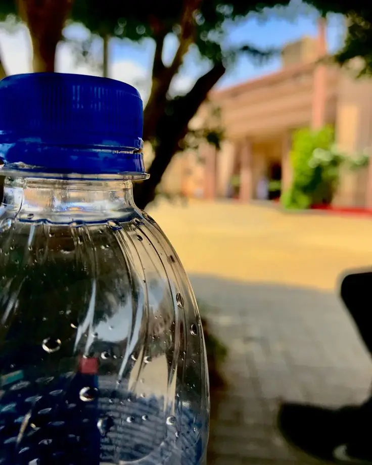 agua en perú tapa azul botella de agua parque día soleado