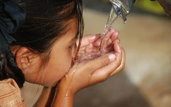 agua en perú beber agua niña que bebe agua hidratación