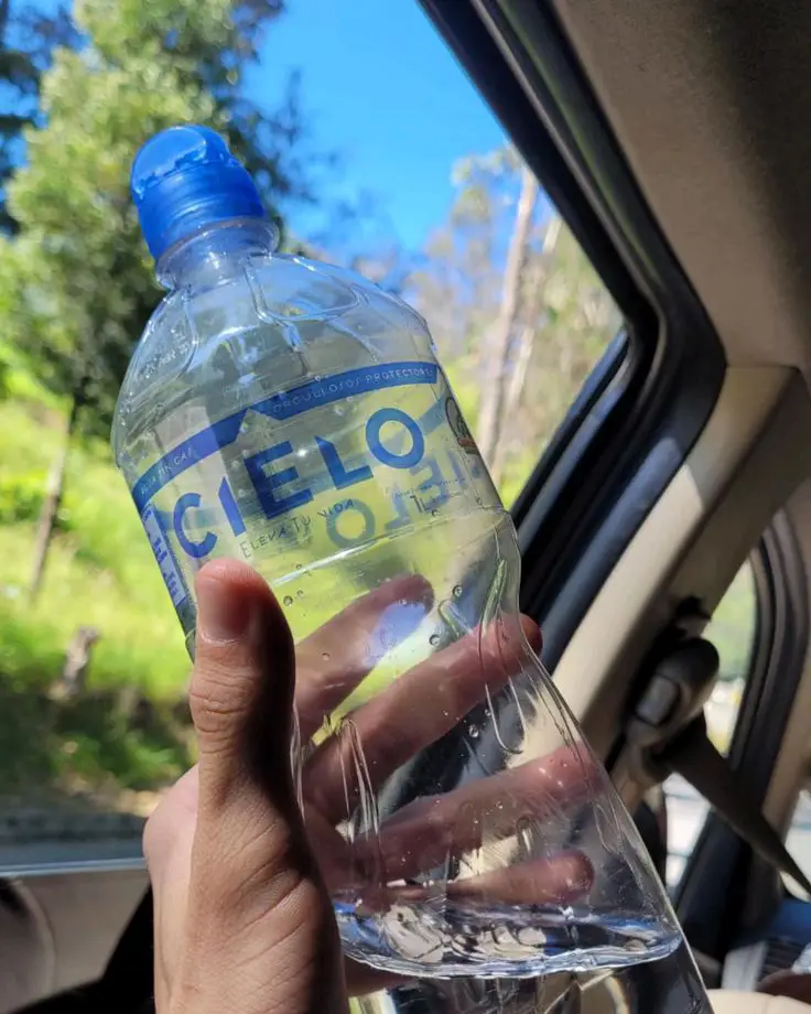 agua en perú agua cielo mano que sostiene viaje auto carretera cusco peru