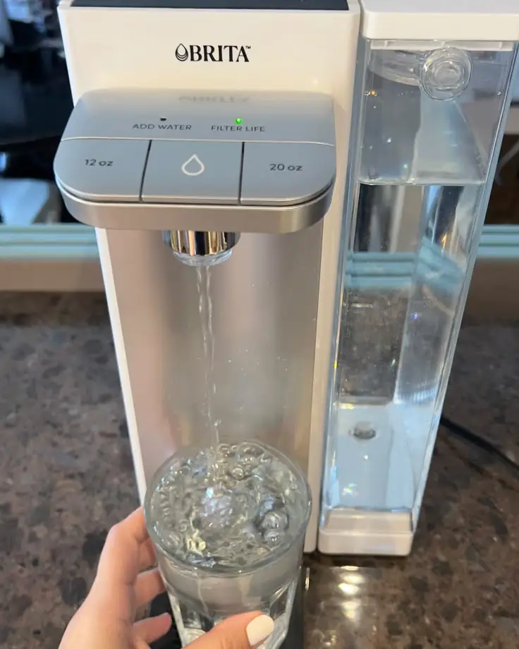 agua en peru filtración de agua vaso mano sosteniendo chorro de agua