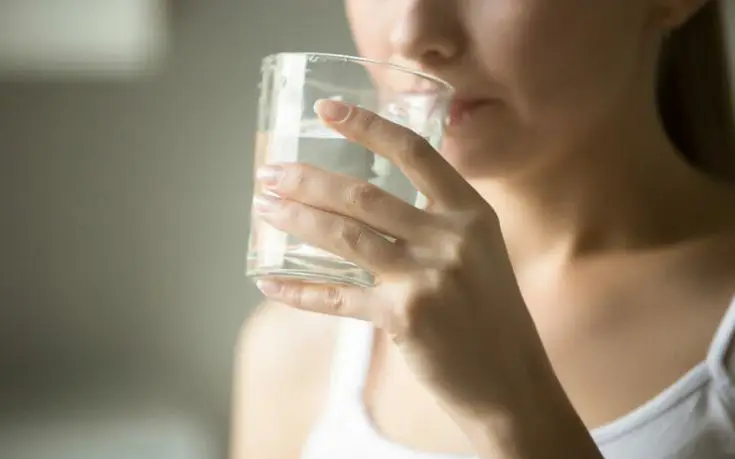 agua en perú beber un vaso de agua mujer hidratarse