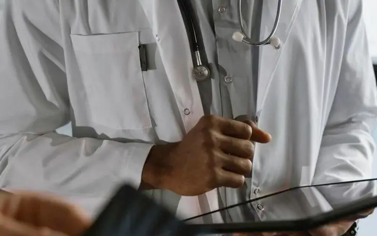agua en perú médico bata blanca tablet en manos doctor hospiral
