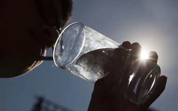 agua en perú vaso niño agua a contraluz lentes beber agua