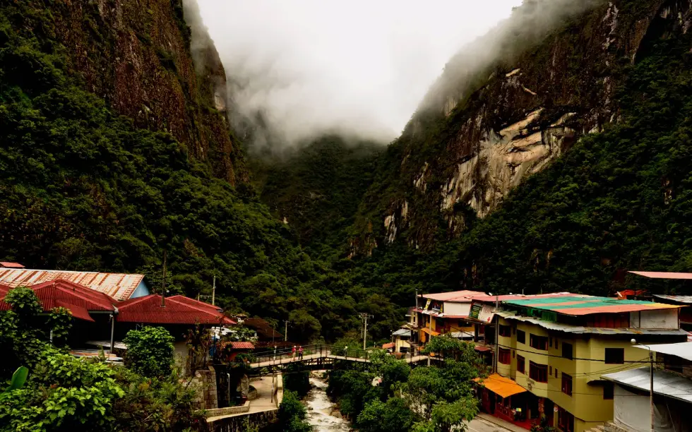 de hidroeléctrica a machu picchu cusco peru niebla aguas calientes hospedaje casa montaña vegetación puente