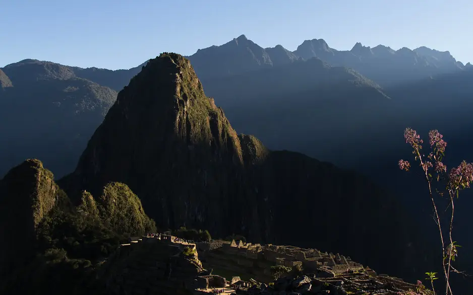 amanecer en machu picchu montaña paisaje cusco peru vegetación cielo despejado 