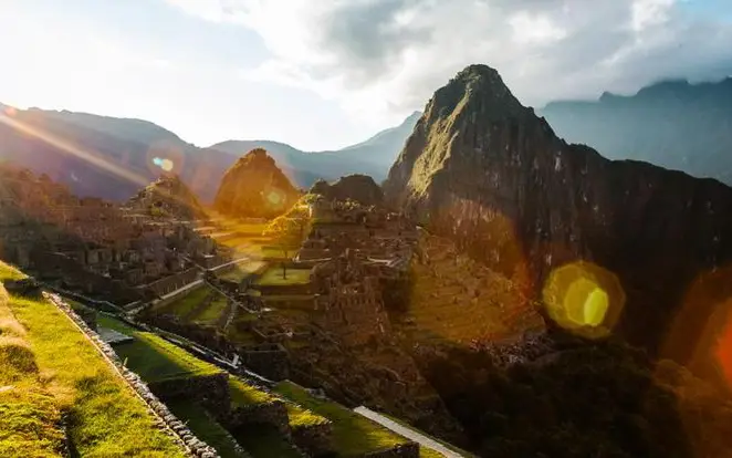 amanecer en machu picchu paisaje valle sagrado cusco peru montaña vegetación