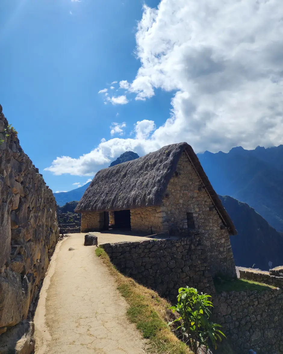 amanecer en machu picchu casa del guardián camino vegetación cielo nubes sol