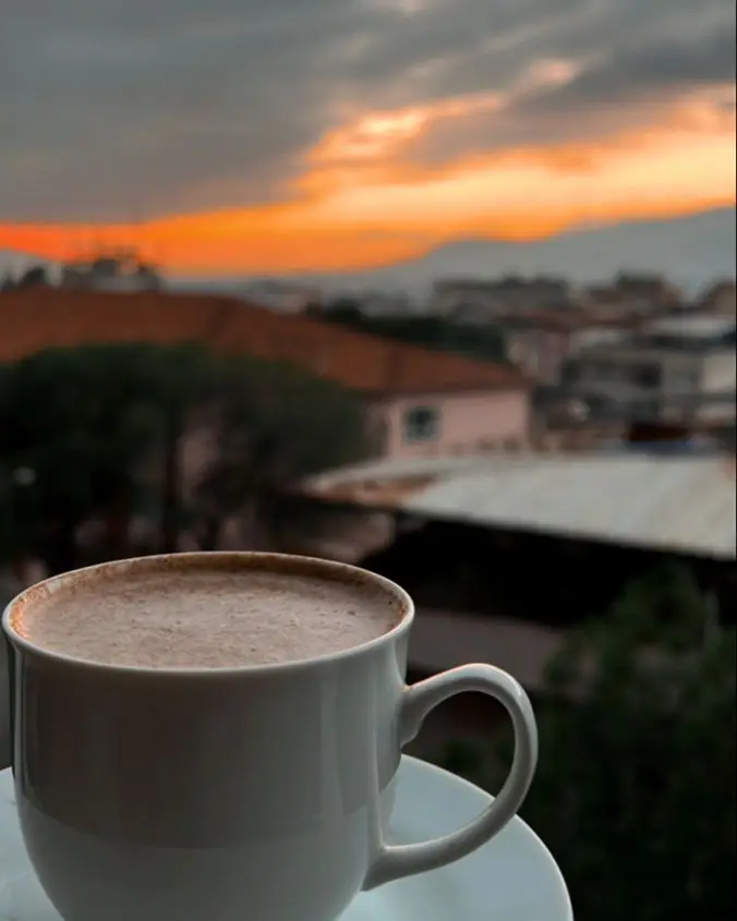 Cusco por la noche malteada cafe atardecer taza con dulce