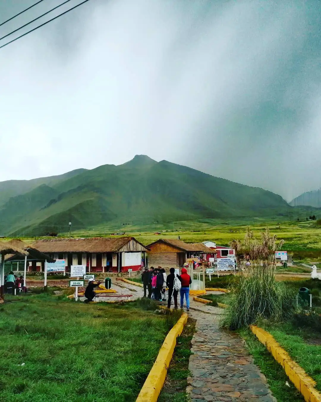 Baños termales de la Raya, turistas disfrutando del paisaje