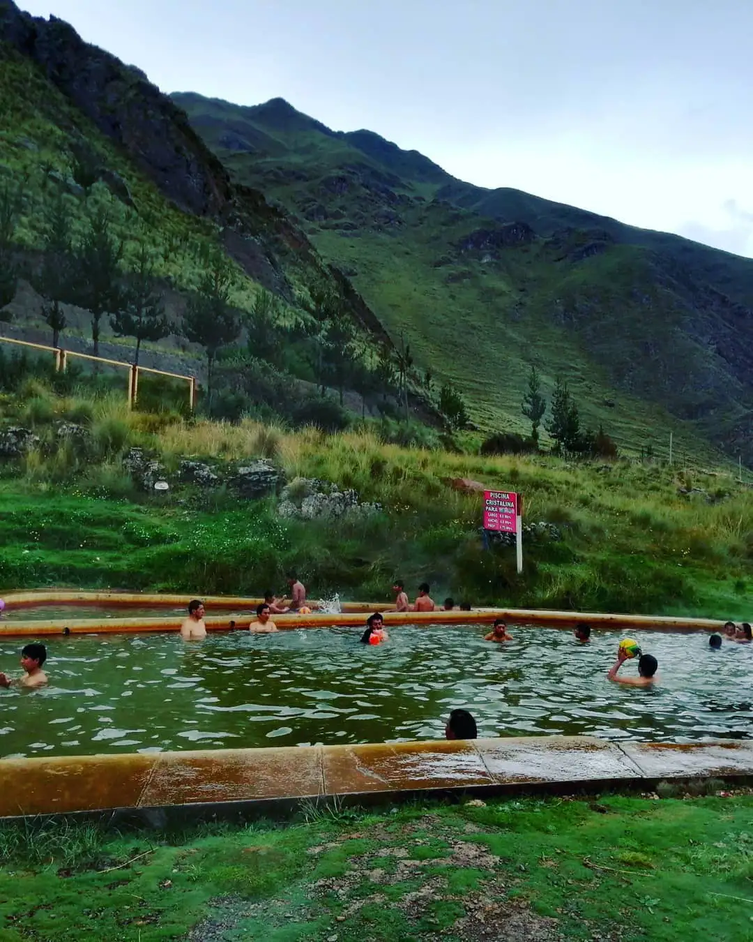 baños termales la raya,gente difrutando de las piscinas