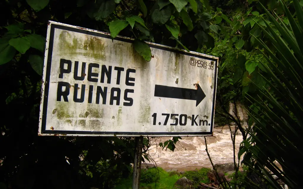 aguas calientes to machu picchu puente ruinas route hike urubamba river machu picchu pueblo jungle vegetation sign