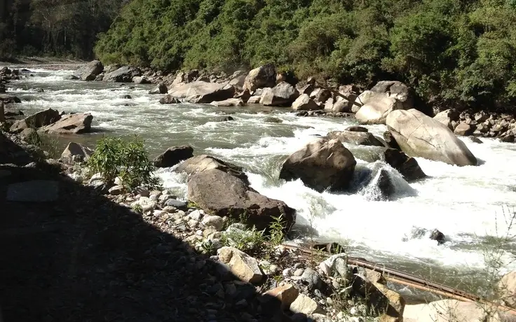 aguas calientes to machu picchu pueblo urubamba river stones trail hike