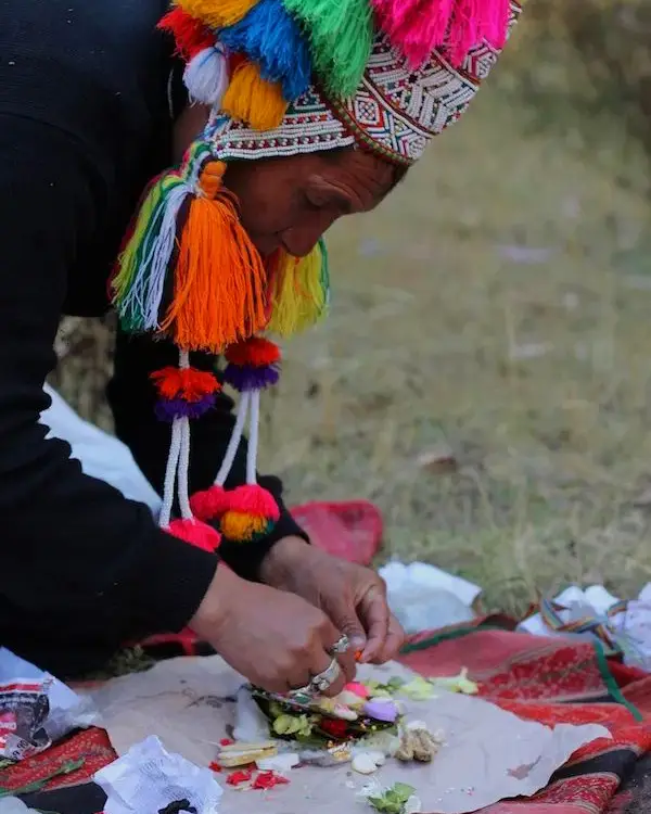 Hombre haciendo un ritual ceremonial en ofrenda a la tierra.