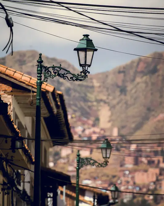 Faroles apagados por las mañanas en Cusco, con las montañas al fondo.