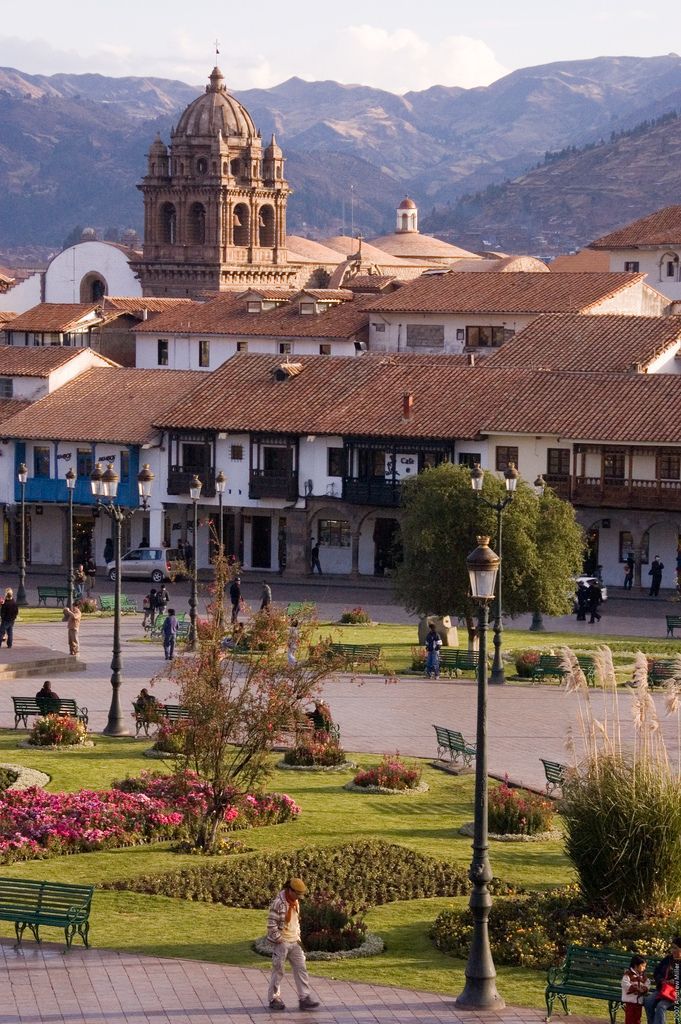 Plaza principal de Cusco deja ver sus jardines en día soleado.