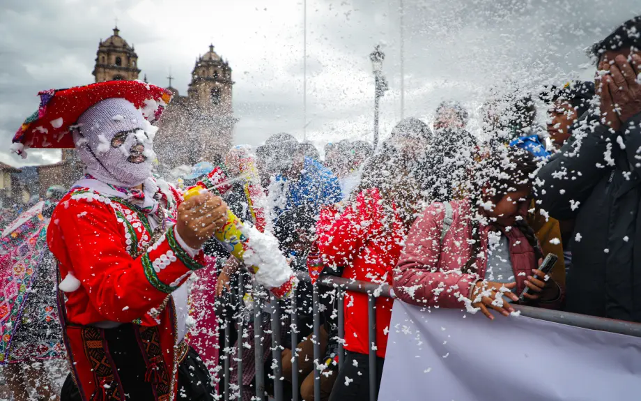 Celebración de los carnavales de febrero en la plaza principal de Cusco.