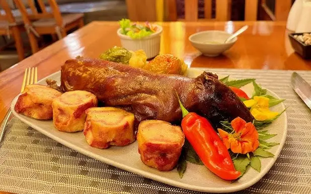 Cusco por la noche peru cuy plato bandera restaurante tradición cultura gastronómica