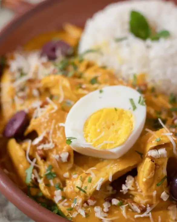 Cusco por la noche ají de gallina huevo crema arroz blanco aceituna plato bandera peru